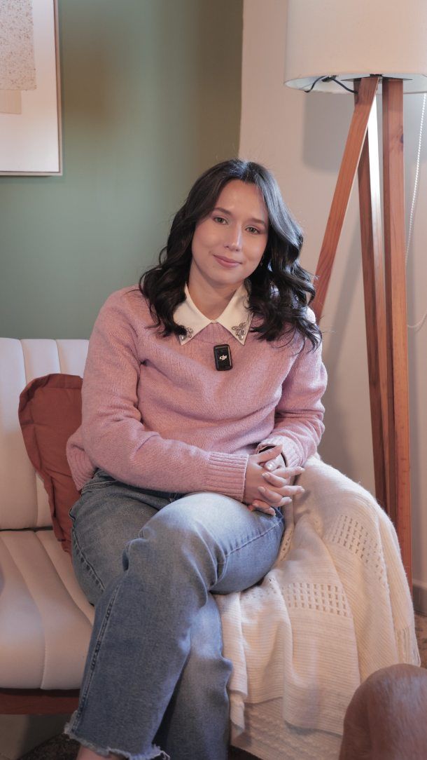 Gisell en un sofá con luz cálida
