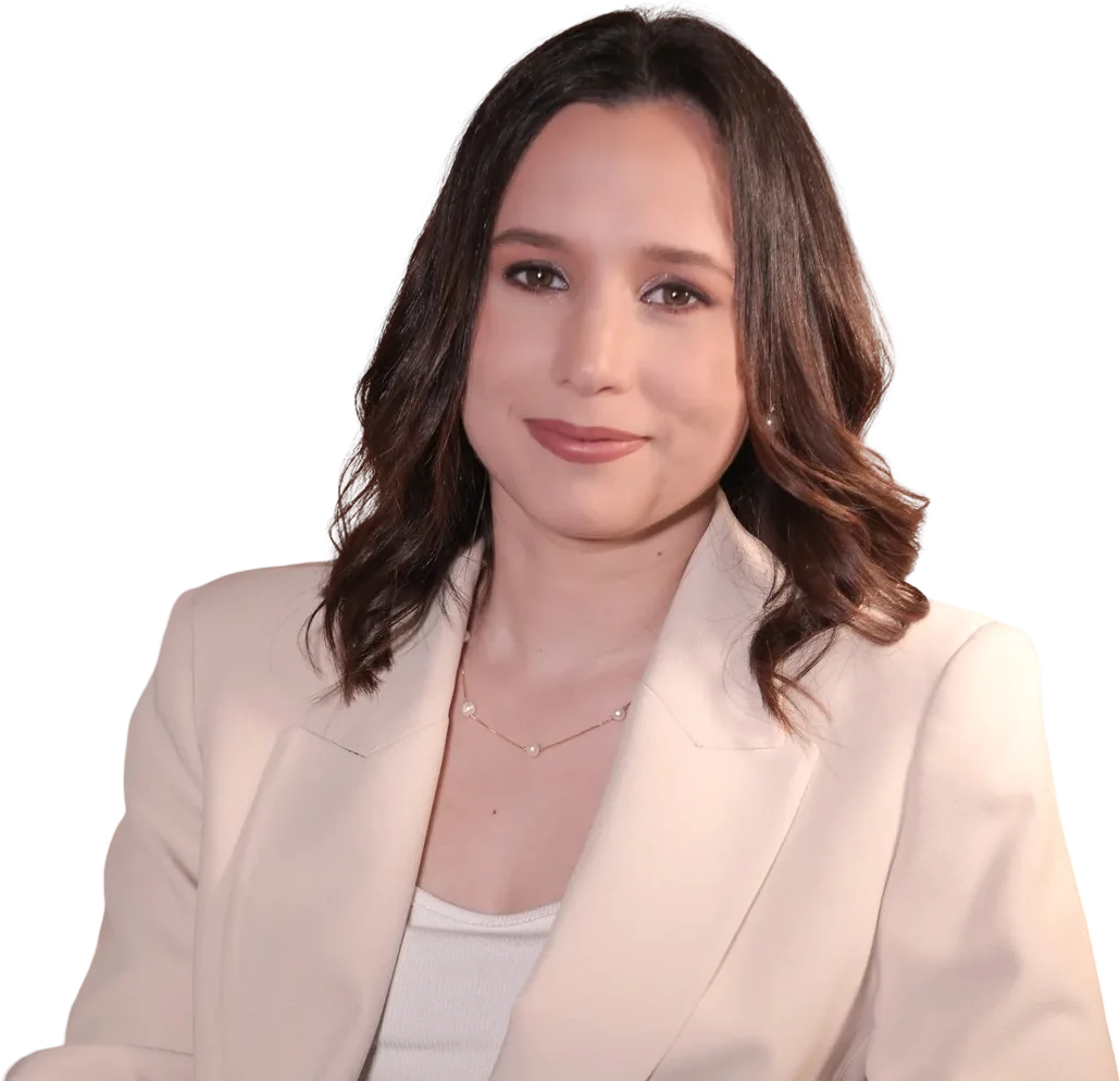 Lic. Gisell Acosta, psicóloga clínica, sonriendo con saco claro